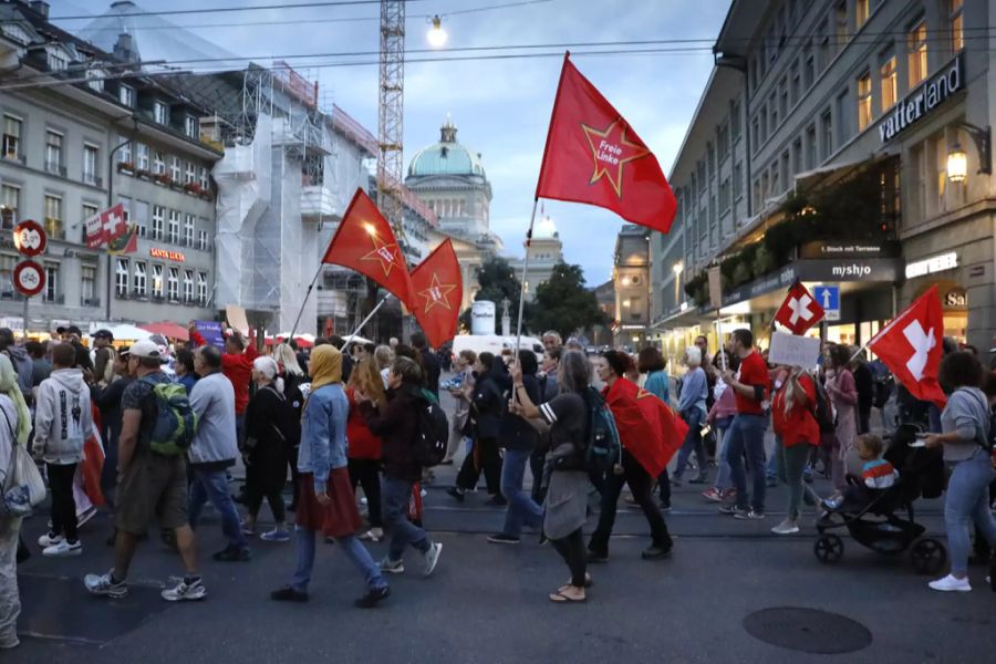 Mitglieder der «Freien Linken Schweiz» demonstrieren am 9. September in Bern.