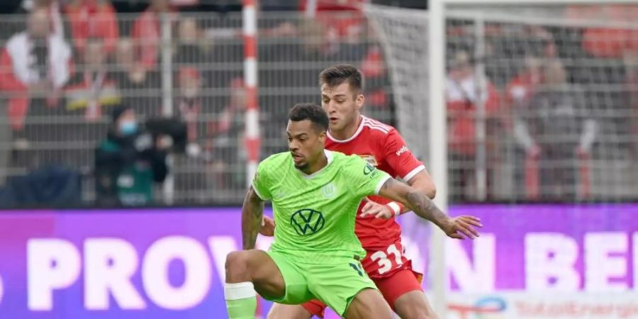 Lukas Nmecha (v) soll für Wolfsburg die Tore schiessen. Foto: Matthias Koch/dpa