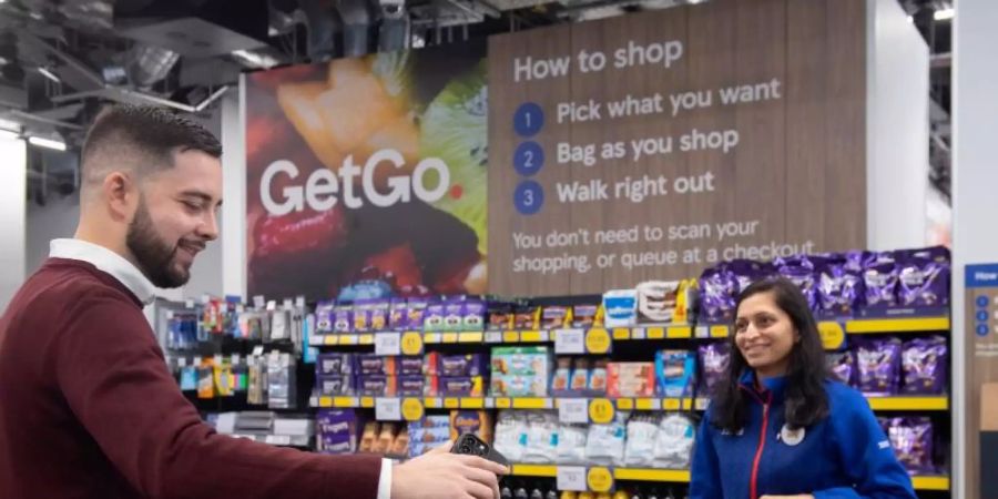 Die britische Handelskette Tesco hat in London ihren ersten Supermarkt ohne Kassen oder Bezahlschalter eröffnet. Foto: Ben Stevens/Tesco/PA Media/dpa