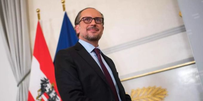 Alexander Schallenberg (ÖVP), Bundeskanzler von Österreich, kommt zu einer Pressekonferenz nach einer Krisensitzung mit den Ministerpräsidenten. alexander schallenber