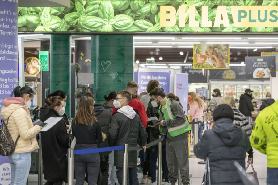 Vor den Impfzentren bildeten sich am Wochenende etwa in Wien lange Warteschlangen.