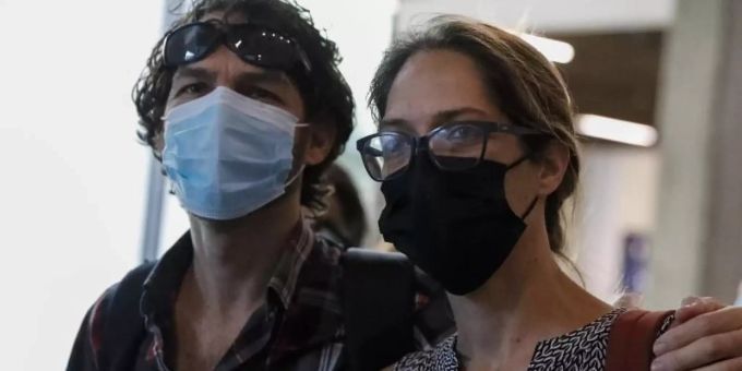 Aya Biran (r), die Tante väterlicherseits von Eitan, Überlebender des Seilbahnunglücks vom Lago Maggiore, trifft im Gericht ein. Foto: Ariel Schalit/AP/dpa Aya Biran (r), die Tante väterlicherseits von Eitan, Überlebender des Seilbahnunglücks vom Lago Maggiore, trifft im Gericht ein. Foto: Ariel Schalit/AP/dpa