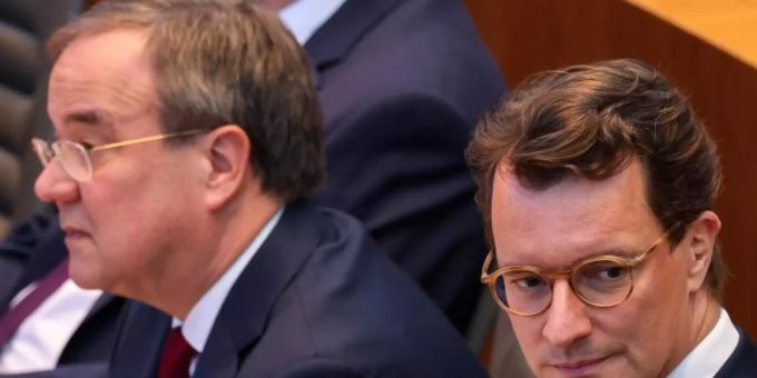 Hendrik Wüst und Armin Laschet (l.) im Landtag Ende Oktober im Landtag von Nordrhein-Westfalen. Foto: Oliver Berg/dpa Hendrik Wüst und Armin Laschet (l.) im Landtag Ende Oktober im Landtag von Nordrhein-Westfalen. Foto: Oliver Berg/dpa
