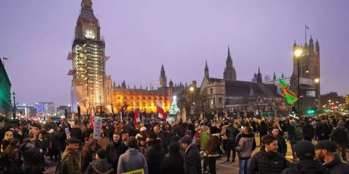Demonstration auf dem Parliament Square. In London gilt wegen Omikron der Katastrophenfall. Foto: Ian West/PA Wire/dpa Demonstration auf dem Parliament Square. In London gilt wegen Omikron der Katastrophenfall. Foto: Ian West/PA Wire/dpa