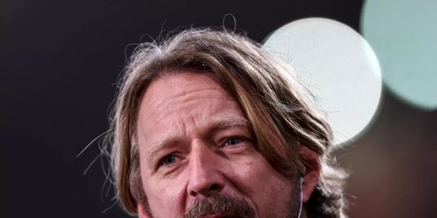 Stuttgarts Sportdirektor Sven Mislintat steht vor dem Spiel beim DAZN-Interview. Foto: Tom Weller/dpa
