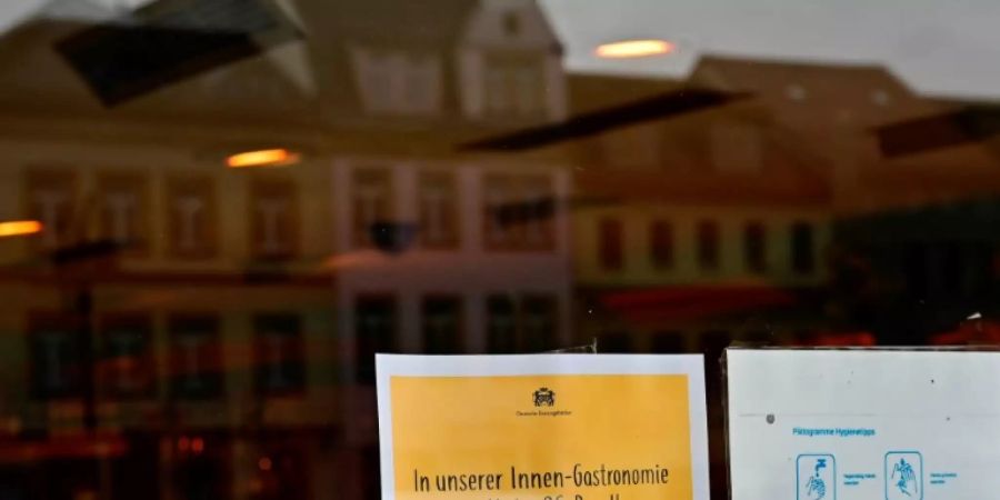 Hinweis auf 2G-Regel in einem Restaurant in Sachsen