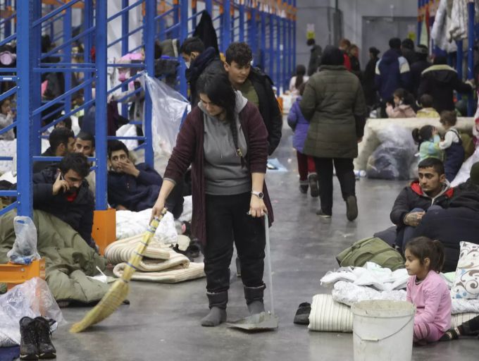 Die Bedingungen in der Lagerhalle sind schlecht. belarus