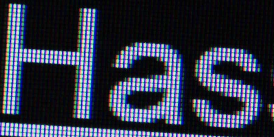 Der Hashtag «#Hass» ist auf einem Bildschirm zu sehen. Foto: Lukas Schulze/dpa