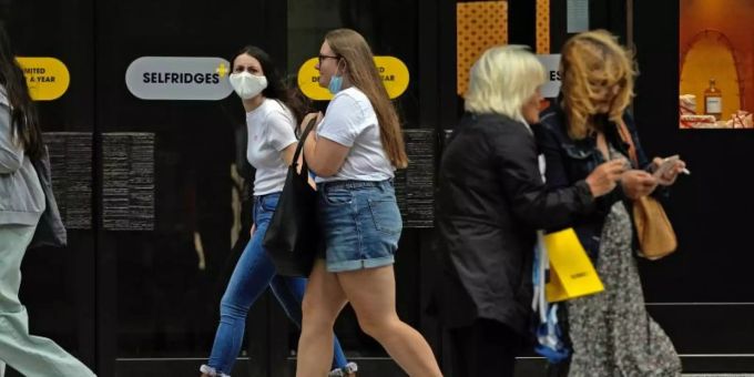 Die Lebenshaltungskosten in Grossbritannien steigen. Ob das weniger Konsumenten auf die bekannte Einkaufsstrasse "Oxford Street" in London lockt, bleibt zu bezweifeln. Foto: Alastair Grant/AP/dpa Die Lebenshaltungskosten in Grossbritannien steigen. Ob das weniger Konsumenten auf die bekannte Einkaufsstrasse "Oxford Street" in London lockt, bleibt zu bezweifeln. Foto: Alastair Grant/AP/dpa