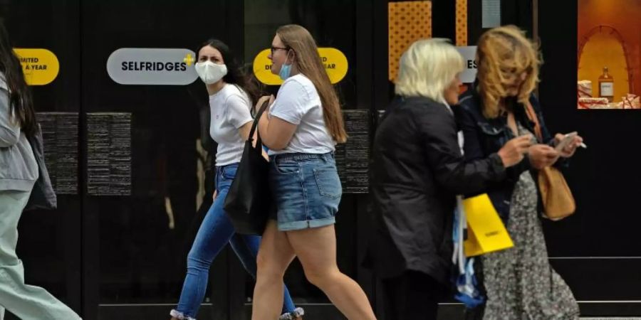 Die Lebenshaltungskosten in Grossbritannien steigen. Ob das weniger Konsumenten auf die bekannte Einkaufsstrasse "Oxford Street" in London lockt, bleibt zu bezweifeln. Foto: Alastair Grant/AP/dpa