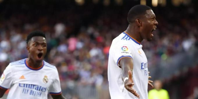 David Alaba (r) erzielte im Clásico in der vergangenen Woche sein erstes Tor für Real. Foto: Joan Monfort/AP/dpa David Alaba (r) erzielte im Clásico in der vergangenen Woche sein erstes Tor für Real. Foto: Joan Monfort/AP/dpa
