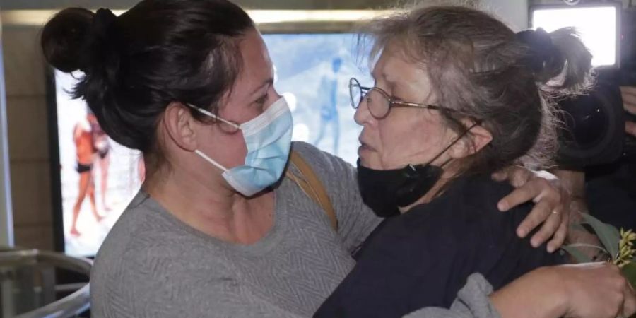 Eine Frau umarmt einem geliebten Menschen, nachdem sie mit einem Flug aus Los Angeles auf dem Flughafen von Sydney angekommen ist. Australien hat erstmals seit 20 Monaten wieder seine internationalen Grenzen für Staatsbürger und Menschen mit Wohnsitz in Down Under geöffnet. Foto: Rick Rycroft/AP/dpa