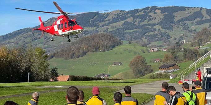 Der Vermisste konnte von der Besatzung eines Rega-Helikopters nur noch leblos aus dem unwegsamen Gelände geborgen werden. Bergung