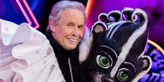 Peter Kraus (82), Sänger, steht als enttarnte Figur „Das Stinktier“ im Anschluss an die Prosieben-Show "The Masked Singer" auf der Bühne. Foto: Rolf Vennenbernd/dpa Peter Kraus (82), Sänger, steht als enttarnte Figur „Das Stinktier“ im Anschluss an die Prosieben-Show "The Masked Singer" auf der Bühne. Foto: Rolf Vennenbernd/dpa
