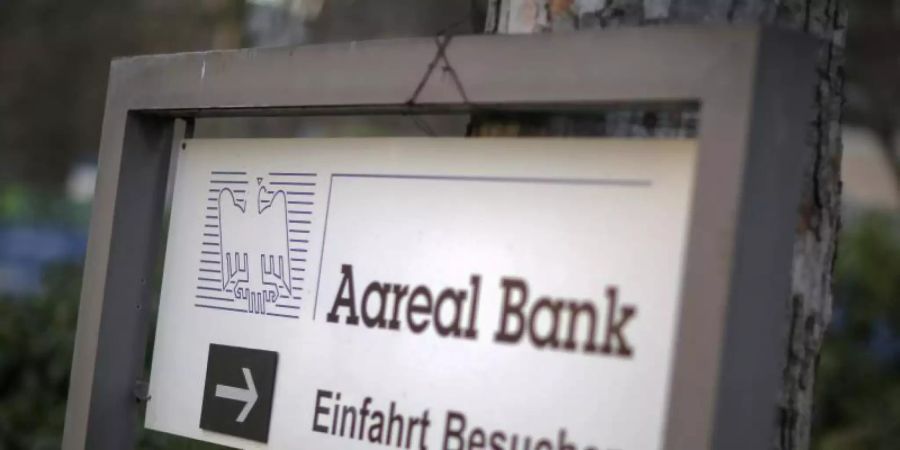 Ein Schild weist auf die Einfahrt für Besucher der Aareal Bank hin. Foto: picture alliance / dpa