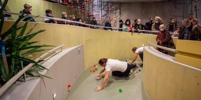 Die internationale Compagnie zeitSprung aus Zürich performte – unter anderem mit Murmeln und Bällen - in der Tagesstätte der Stiftung Weidli Stans zu der eindrücklichen Kulisse von «wilderwald» des Künstlerduos Christine Bänninger & Peti Wiskemann. Weidli_Zeitsprung_3