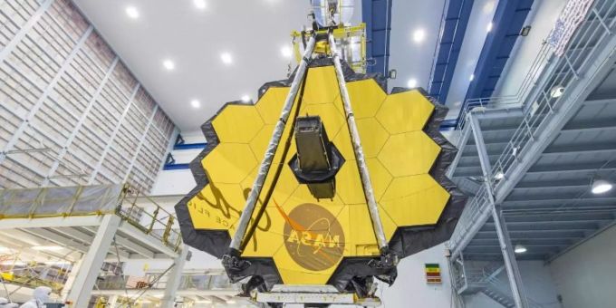 Dieses von der NASA zur Verfügung gestellte Foto zeigt Techniker, die die Spiegelbaugruppe des «James Webb»-Teleskops im Goddard Space Flight Center der NASA anheben. Foto: Uncredited/NASA/AP/dpa Dieses von der NASA zur Verfügung gestellte Foto zeigt Techniker, die die Spiegelbaugruppe des «James Webb»-Teleskops im Goddard Space Flight Center der NASA anheben. Foto: Uncredited/NASA/AP/dpa