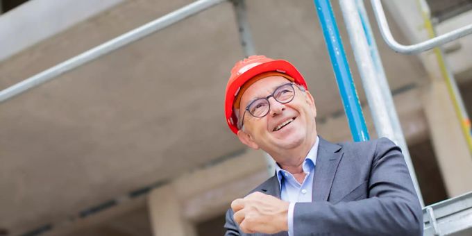 ARCHIV - Norbert Walter-Borjans, damaliger Vorsitzender der SPD, steht bei seiner Sommerreise vor einem sozialen Neubauprojekt. Walter-Borjans, Ex-SPD-Bundesvorsitzender und früherer NRW-Finanzminister, hat nun mehr Zeit für sein Hobby, die Bildhauerei. Foto: Rolf Vennenbernd/dpa ARCHIV - Norbert Walter-Borjans, damaliger Vorsitzender der SPD, steht bei seiner Sommerreise vor einem sozialen Neubauprojekt. Walter-Borjans, Ex-SPD-Bundesvorsitzender und früherer NRW-Finanzminister, hat nun mehr Zeit für sein Hobby, die Bildhauerei. Foto: Rolf Vennenbernd/dpa