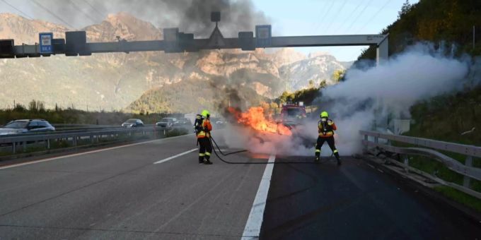 Auto geriet nach Selbstunfall in Brand.
