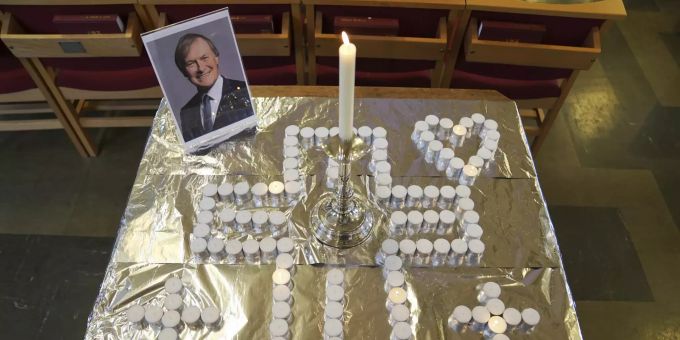 Kerzen und ein Foto bei einer Mahnwache in der Kirche St Michael & All Angels in Leigh-on-Sea in Essex, England. Britain Lawmaker Attacked
