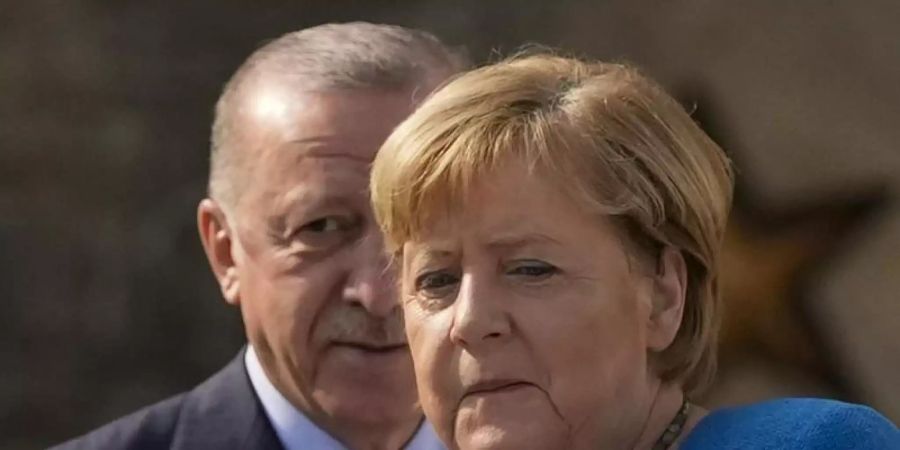 Der türkische Staatspräsident Recep Tayyip Erdogan empfängt Bundeskanzlerin Angela Merkel am Präsidentenpalast Huber Villa in Istanbul. Foto: Francisco Seco/AP/dpa