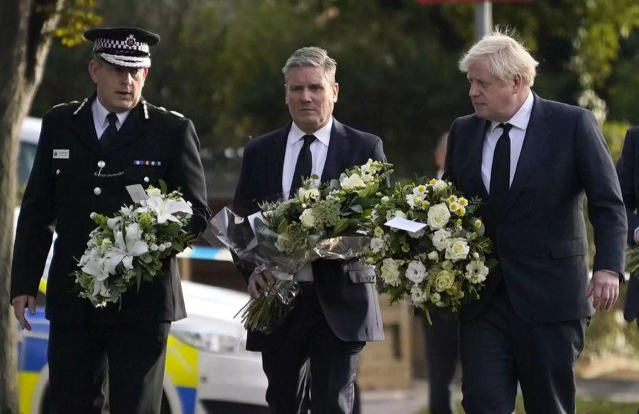 Auch Boris Johnson und Sir Keir Starmer trauern am Tatort um den ermordeten Amess.