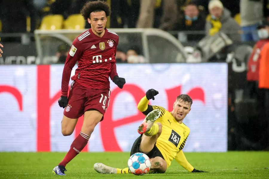 BVB-Verteidiger Thomas Meunier (r.) grätscht gegen Bayerns Leroy Sané.