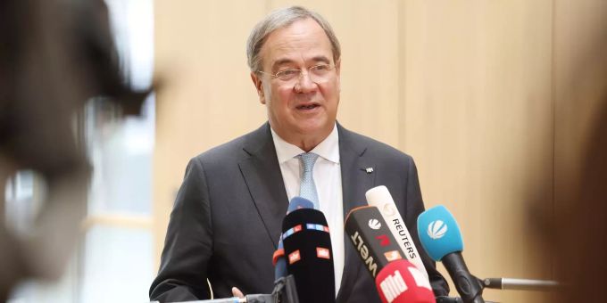 06.10.2021, Nordrhein-Westfalen, Düsseldorf: Armin Laschet (CDU), Ministerpräsident von Nordrhein-Westfalen äussert sich im Landtag zum Stand der Gespräche zur Regierungsbildung im Bund. Armin Laschet
