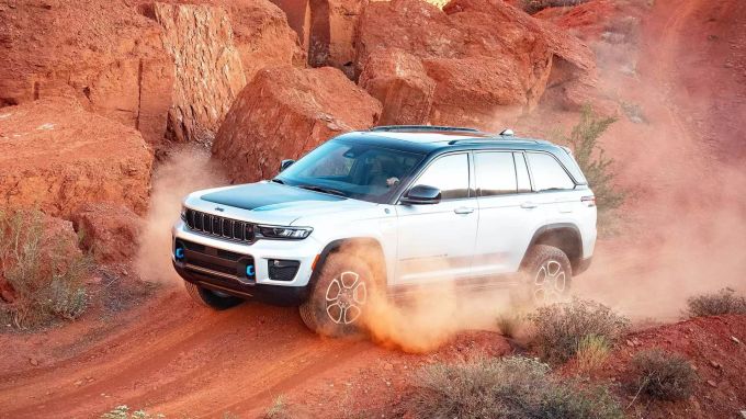Für die Wüste geboren, sofern man dort regelmässig eine Ladesäule findet Jeep Grand Cherokee 4xe
