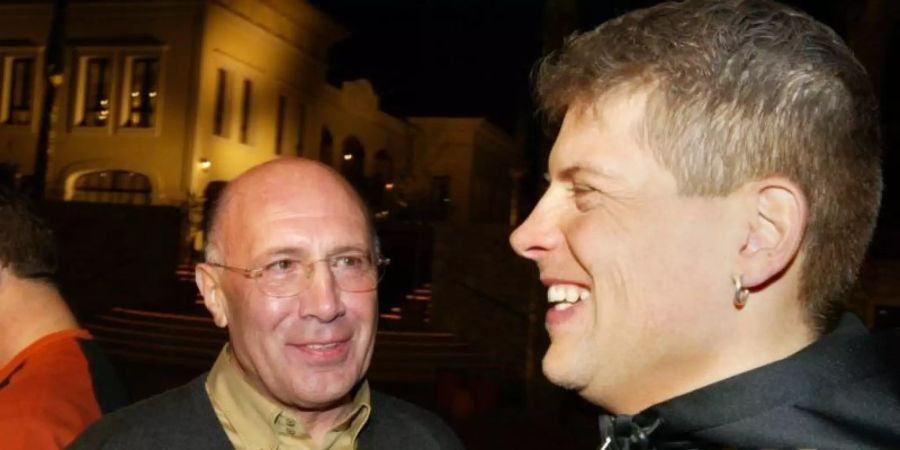 Ex-Radstar Jan Ullrich (r.) im Jahr 2004 mit seinem damaligen Manager Wolfgang Strohband auf Mallorca. Foto: Gero Breloer/dpa