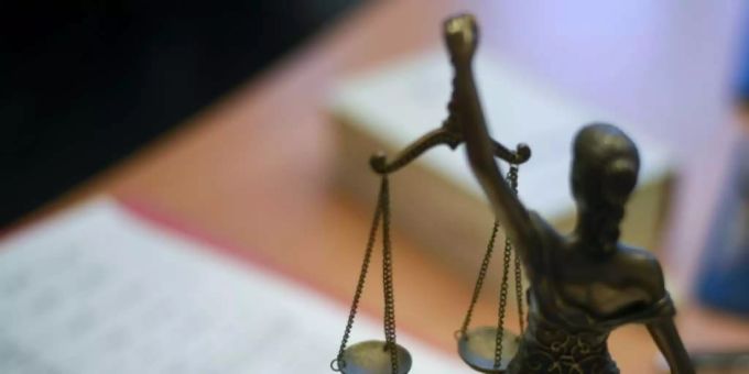 Die 53-Jährige streitet die Vorwürfe ab. Gericht