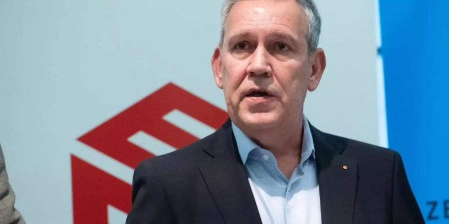 Nach Schlichtungsgesprächen im Baugewerbe stellt bei einem Pressegespräch Robert Feiger, der IG-BAU-Vorsitzende, die Ergebnisse vor. Foto: Paul Zinken/dpa