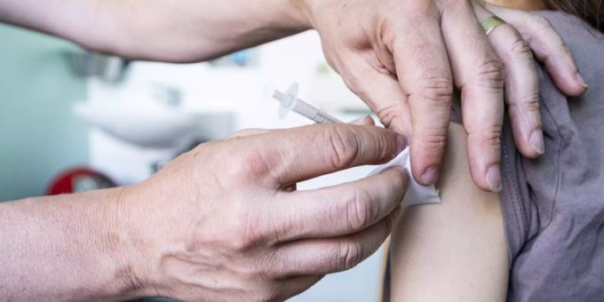 Ein Arzt verimpft das Vakzin gegen das Coronavirus. Coronavirus