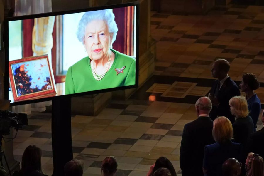 Queen Elizabeth schenkt Sohn Charles und Enkel William eine Lobeshymne.