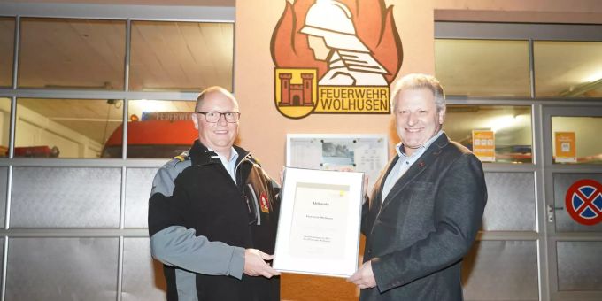 Gemeindepräsident Bruno Duss (rechts) überreicht Feuerwehrkommandant Stefan Koch die Urkunde für den Anerkennungspreis 2021. Bruno Duss