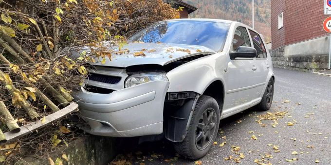 Am Fahrzeug und an der Grundstücksabgrenzung entstand Sachschaden. Unfall