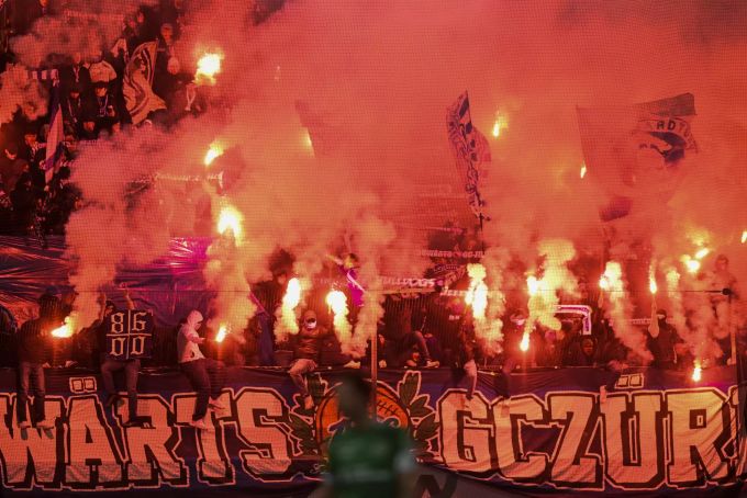 Fans von GC zünden Pyrotechnik beim Spiel gegen den FC St.Gallen in der Super League. GC FCSG Super League