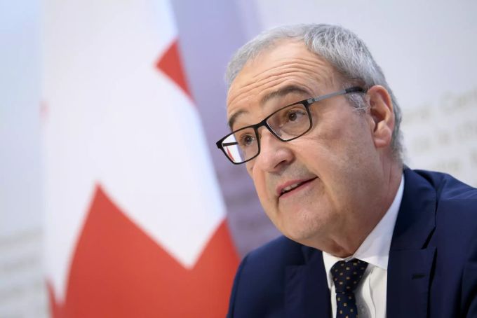 Bundespräsident Guy Parmelin spricht während der Medienkonferenz des Bundesrates zur aktuellen Situation im Zusammenhang mit dem Coronavirus, am Freitag, 10. Dezember 2021, im Medienzentrum Bundeshaus in Bern. Guy Parmelin Coronavirus