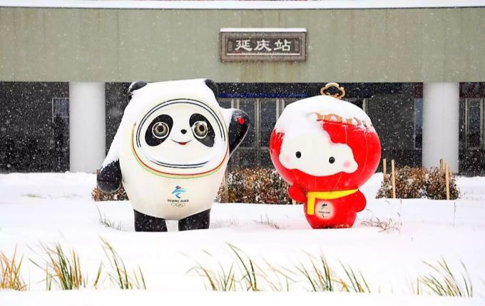 Erster Schnee fällt am 9. November 2021 im Yanqing-Bezirk auf die Maskottchen der Olympischen Spiele 2022 (Panda «Bing Dwen Dwen») und der Winter-Paralympics (Laterne «Shuey Rong Rong»). Olympische Spiele 2022 Maskottchen