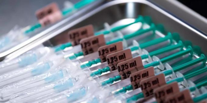 Spritzen mit dem Moderna-Impfstoff gegen das Coronavirus liegen in einem Impfzentrum bereit. Foto: Sven Hoppe/dpa Spritzen mit dem Moderna-Impfstoff gegen das Coronavirus liegen in einem Impfzentrum bereit. Foto: Sven Hoppe/dpa