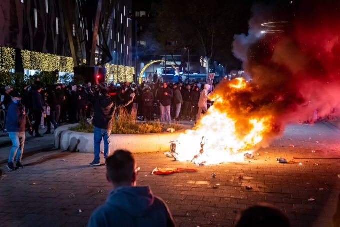 Demonstranten um ein Feuer bei den Krawallen in Rotterdam. Rotterdam