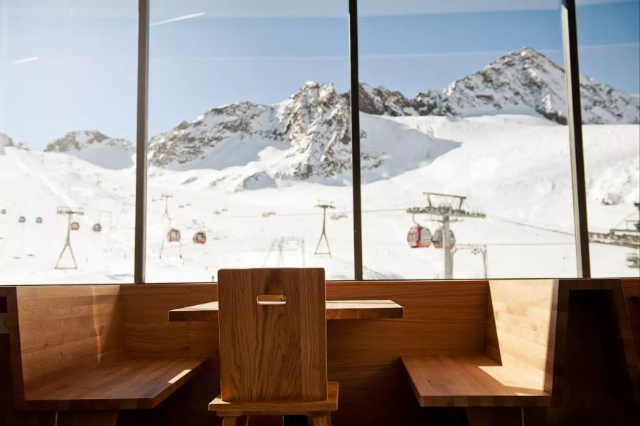 Blick aus leerem Restaurant auf Skipiste