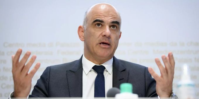 Bundesrat Alain Berset spricht an einer Medienkonferenz über die neusten Entscheide des Bundesrates zur Coronavirus-Pandemie, am Mittwoch, 13. Oktober 2021, im Medienzentrum Bundeshaus in Bern. Bundesrat Berset Coronavirus