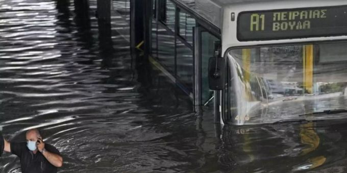 Ein Bus in Athen versinkt wegen den starken Regenfällen halb im Wasser. Unwetter Griechenland