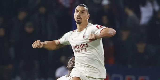 Zlatan Ibrahimovic freut sich über seinen Treffer zum 4:2 für den AC Mailand. AC Mailand