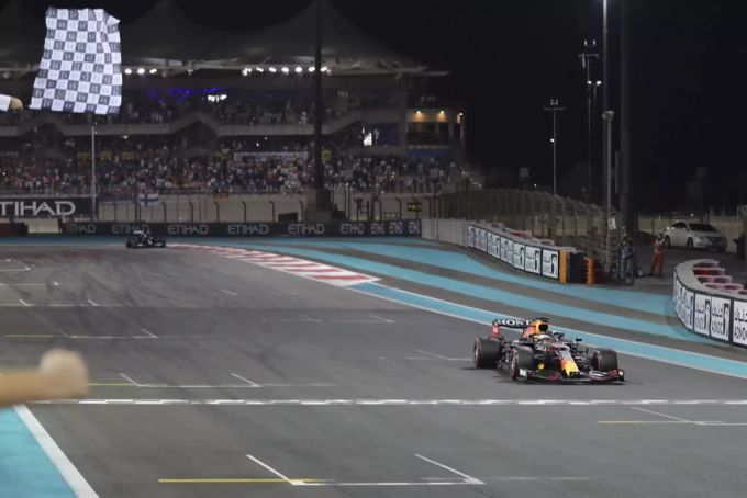 Max Verstappen fährt in Abu Dhabi als erster über die Ziellinie. Max Verstappen