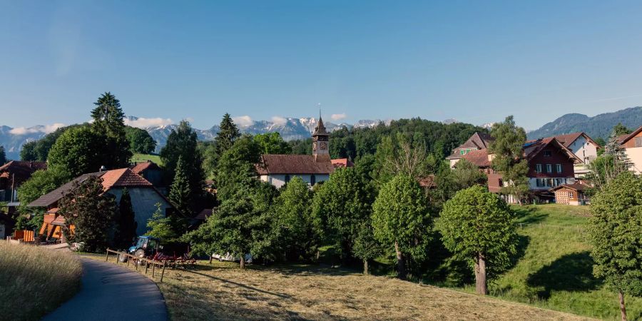 Wegweiser Schule und Tempo 30 in der Nähe des Dorfschulhauses von Gurzelen.