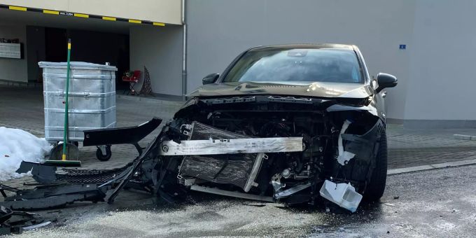 Es entstand ein Sachschaden in der Höhe von rund 60'000 Franken. Unfall