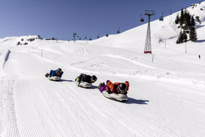 Neben Schlitten und Plastik-Bobs könnt ihr bei der Talstation Leiterli auch Airbords mieten. Ausprobieren lohnt sich auf jeden Fall. Ausflug Schweiz Winter