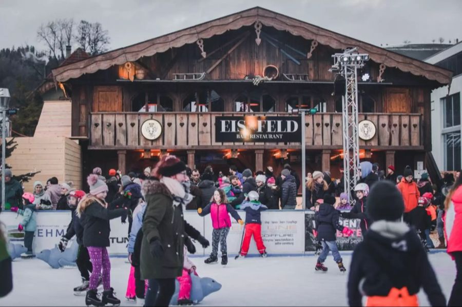 Vom Schlööf-Burger über das Apéroplättli bis zum herzhaften Fondue bleiben im Chalet keine Wünsche offen.